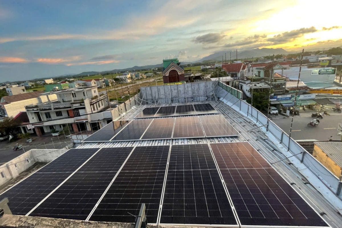 Thi công lắp đặt pin năng lượng